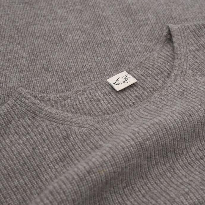 Detail des Ausschnitts von dem grauen Loose-Fit Pullover aus Yakwolle