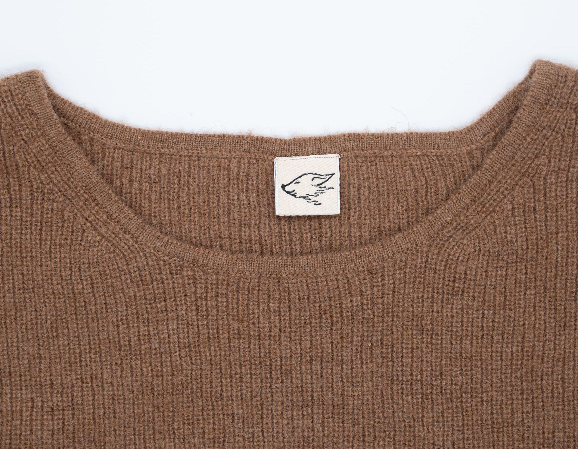 Detailbild des Ausschnitts eines braunen Loose-Fit Pullovers aus Kamelwolle