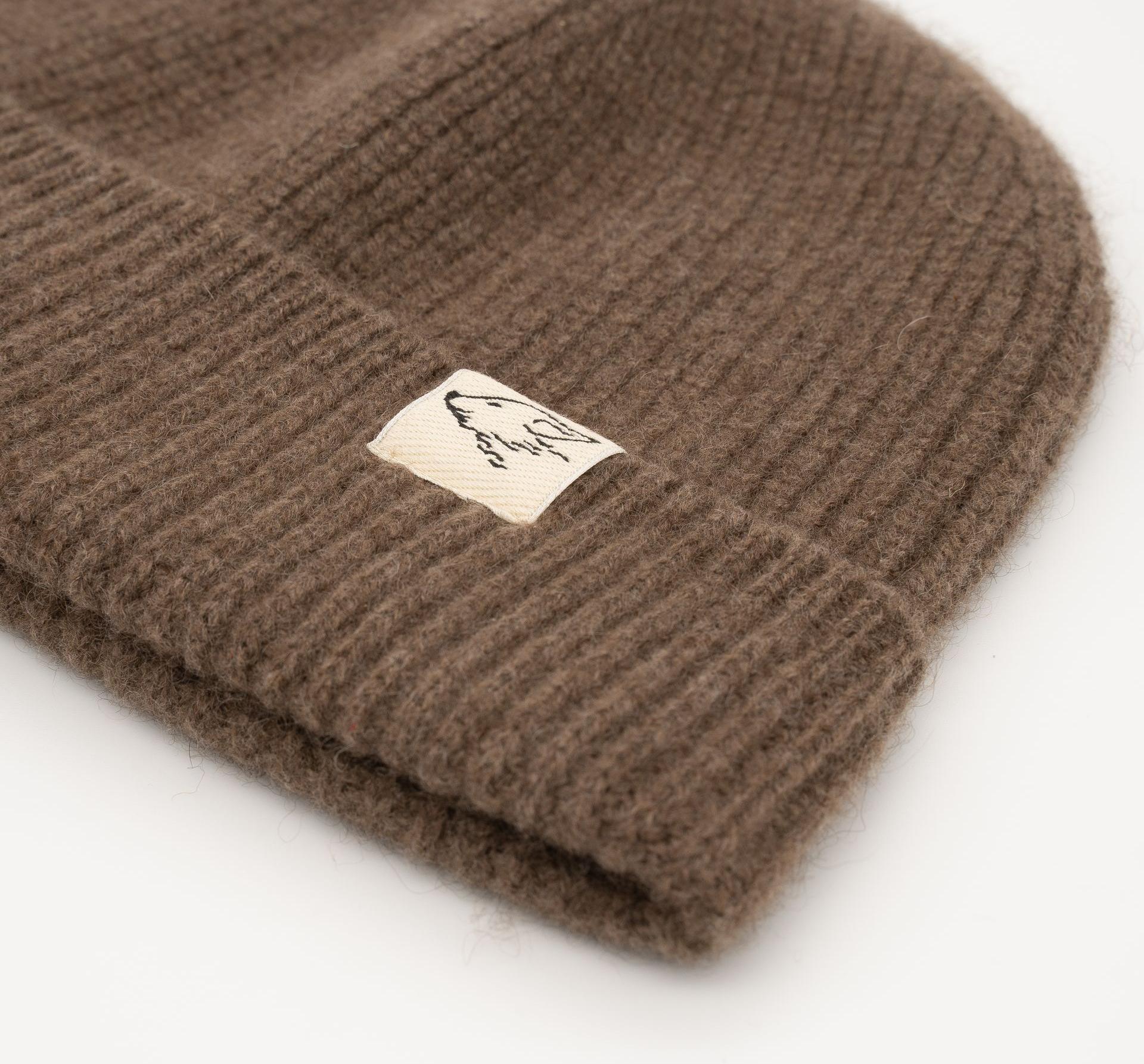 Detailbild des Aufschlags der yakbraunen Beanie aus Yakwolle.