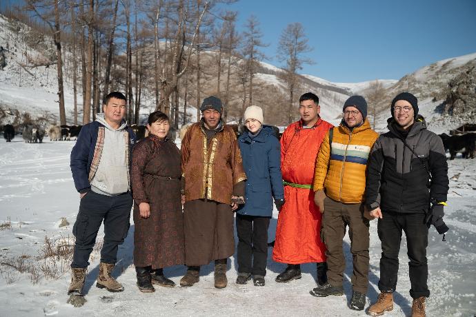 Lennart beim Besuch 2022 in der Mongolei mit Freunden im Orkhon Tal Eine Gruppe von Menschen in schneebedeckten Berglandschaften