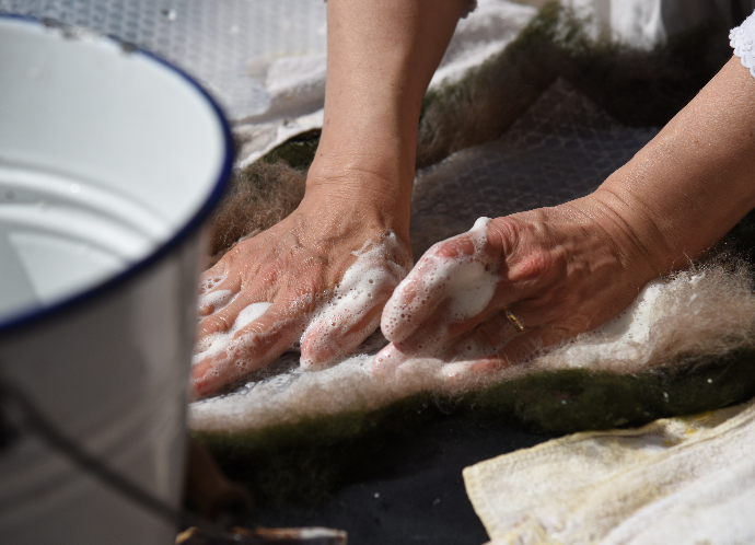 Wollprodukte werden mit Händen gewaschen