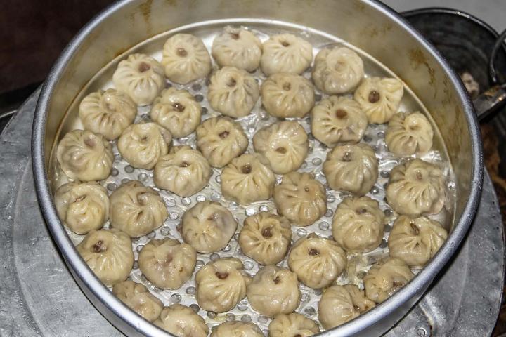 Mongolische Buuz sind das perfekte Begleitessen für den vielen Alkohol Eine Schüssel mit Teigtaschen