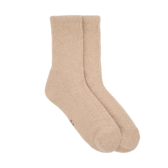 Ein Paar beige Wollsocken