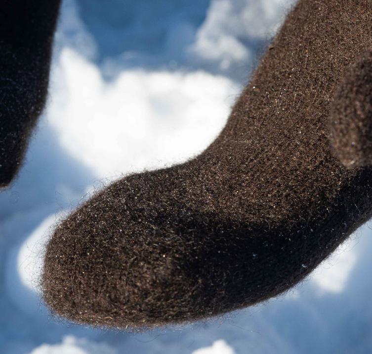 Handfläche eines braunen Handschuh aus Wolle