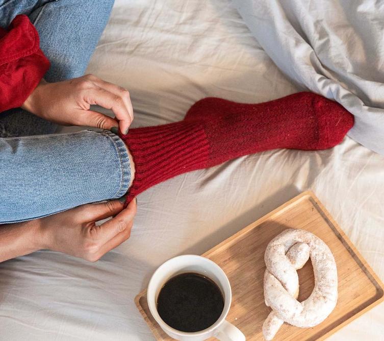 Rote Wollsocken werden neben Frühstück gerichtet