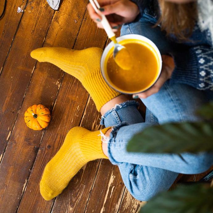 Gelbe Wollsocken werden beim Suppeessen getragen.