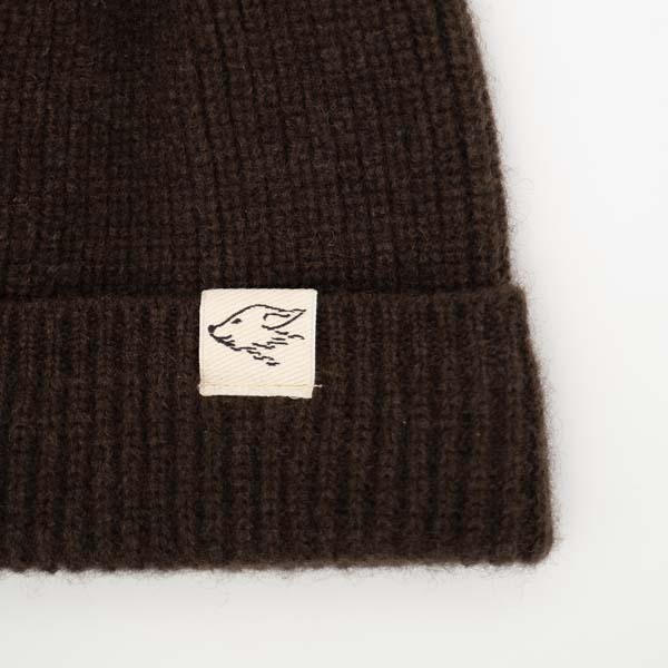 Beanie aus Yakwolle, dunkelbraun, Detail Logo