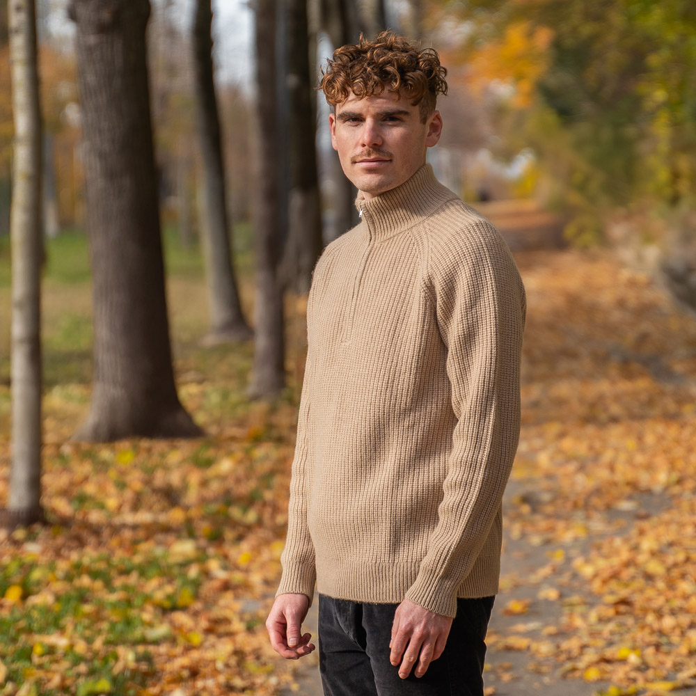 Rollkragenpullover aus Kamelwolle, beige