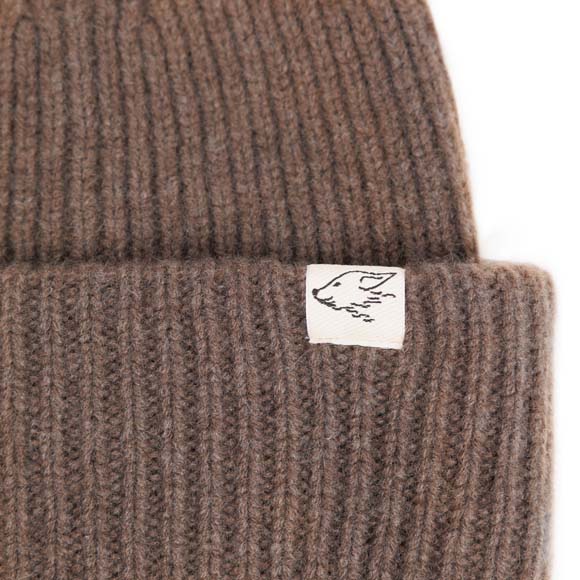 Beanie aus Yakwolle, yakbraun, Detail Logo